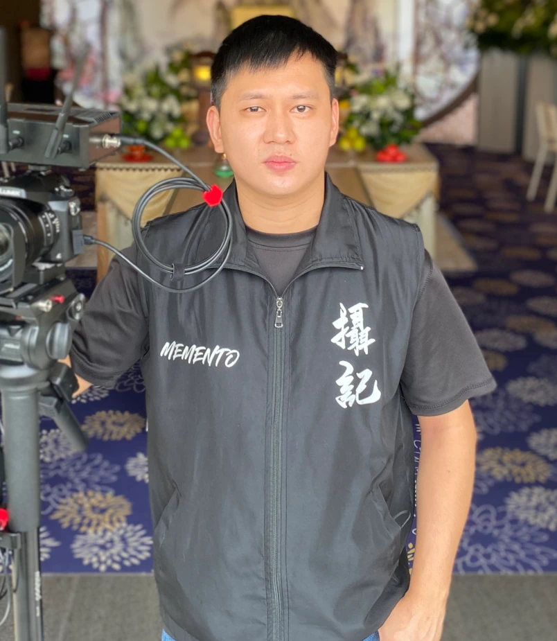 Kirby Poh's photography/videography client with his equipment